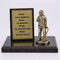 Фигурка на камне "Лётчик"